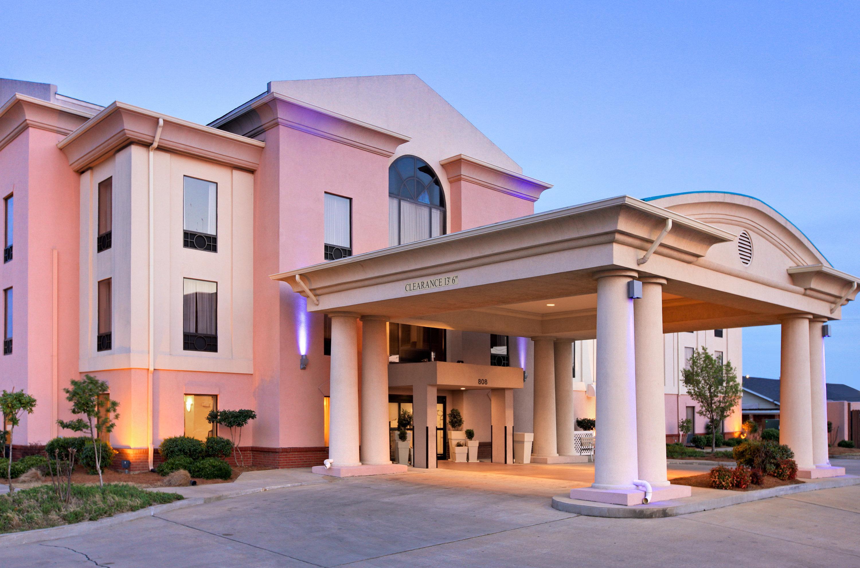 Holiday Inn Express Hotel & Suites Cleveland - Ms By Ihg Exterior photo