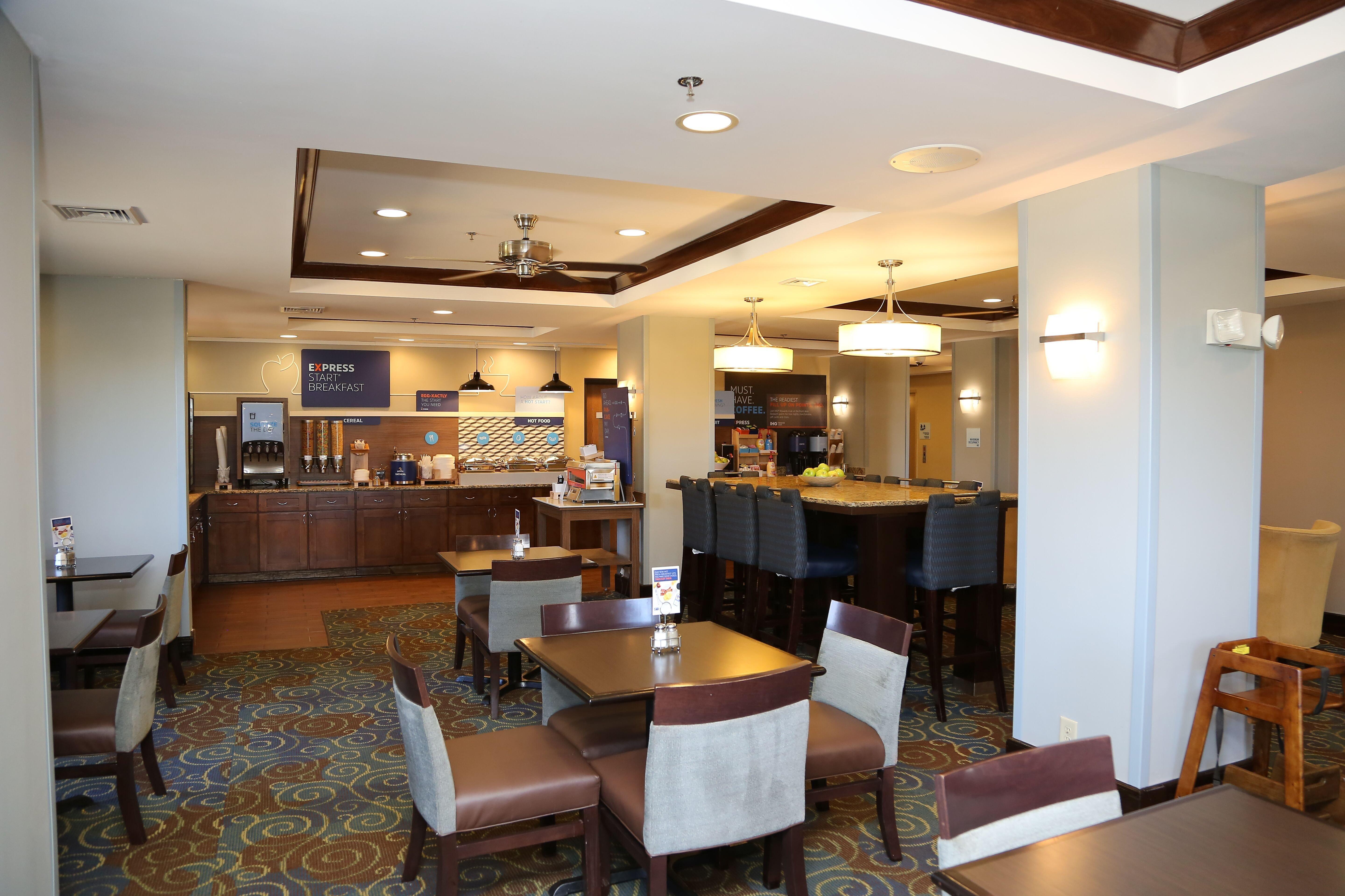 Holiday Inn Express Hotel & Suites Cleveland - Ms By Ihg Exterior photo