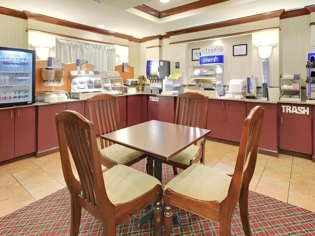 Holiday Inn Express Hotel & Suites Cleveland - Ms By Ihg Exterior photo