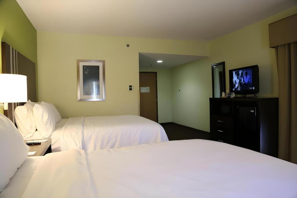 Holiday Inn Express Hotel & Suites Cleveland - Ms By Ihg Exterior photo
