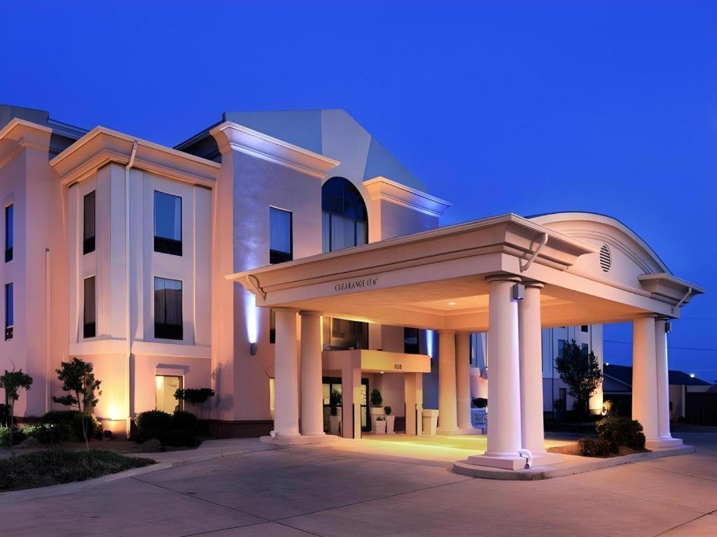 Holiday Inn Express Hotel & Suites Cleveland - Ms By Ihg Exterior photo