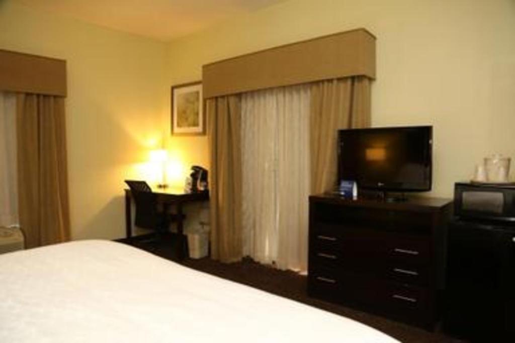 Holiday Inn Express Hotel & Suites Cleveland - Ms By Ihg Exterior photo