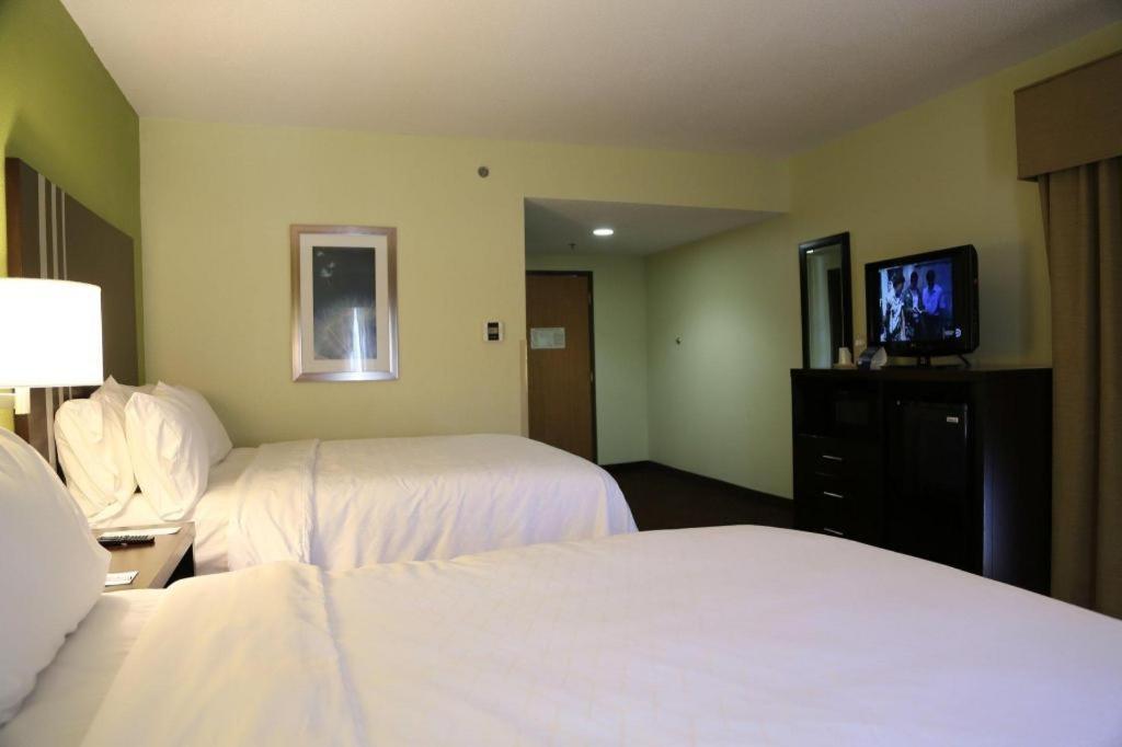 Holiday Inn Express Hotel & Suites Cleveland - Ms By Ihg Exterior photo