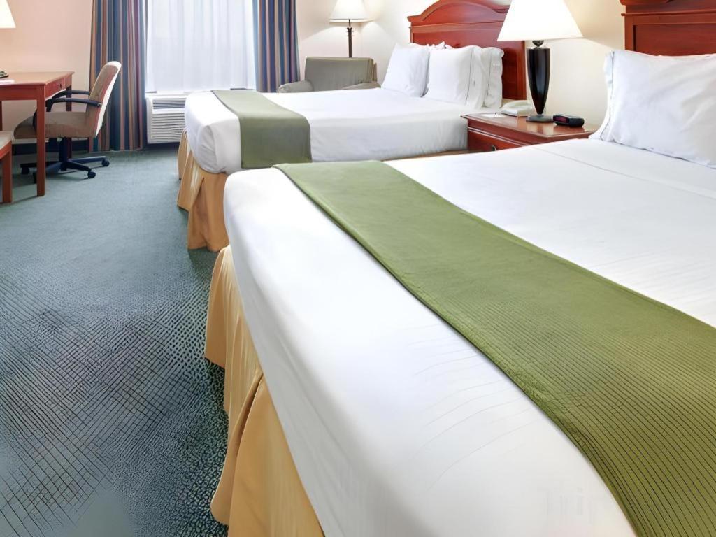 Holiday Inn Express Hotel & Suites Cleveland - Ms By Ihg Exterior photo