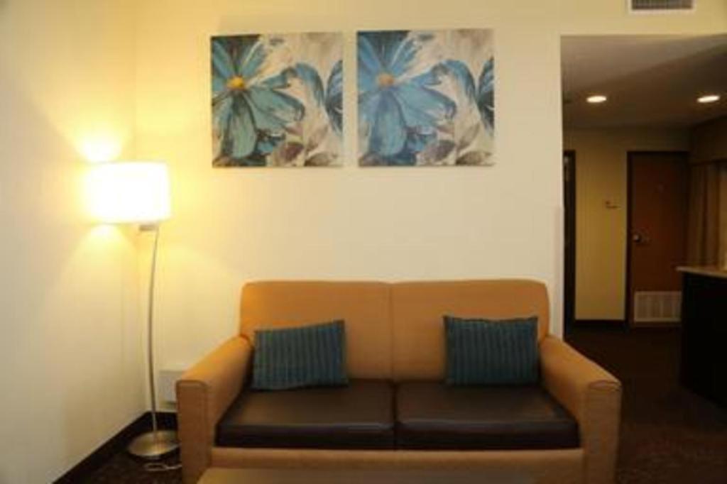 Holiday Inn Express Hotel & Suites Cleveland - Ms By Ihg Exterior photo