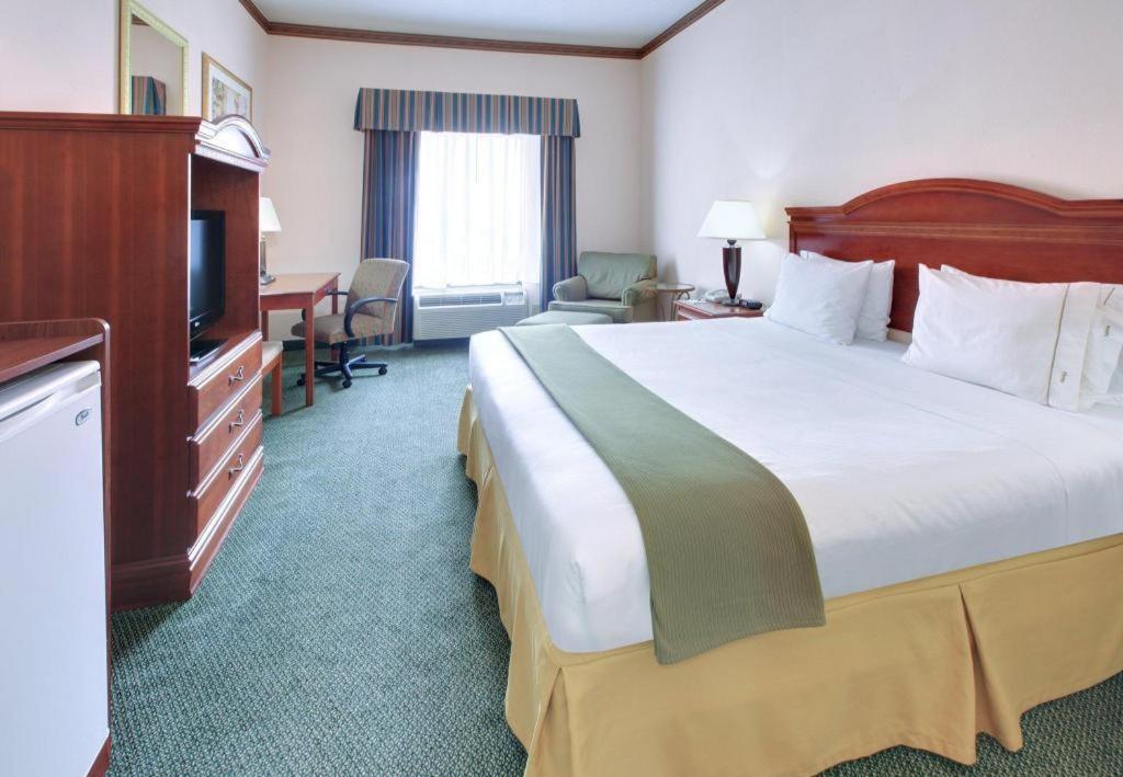 Holiday Inn Express Hotel & Suites Cleveland - Ms By Ihg Exterior photo