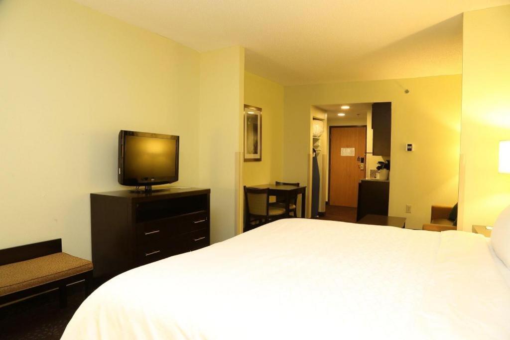Holiday Inn Express Hotel & Suites Cleveland - Ms By Ihg Exterior photo