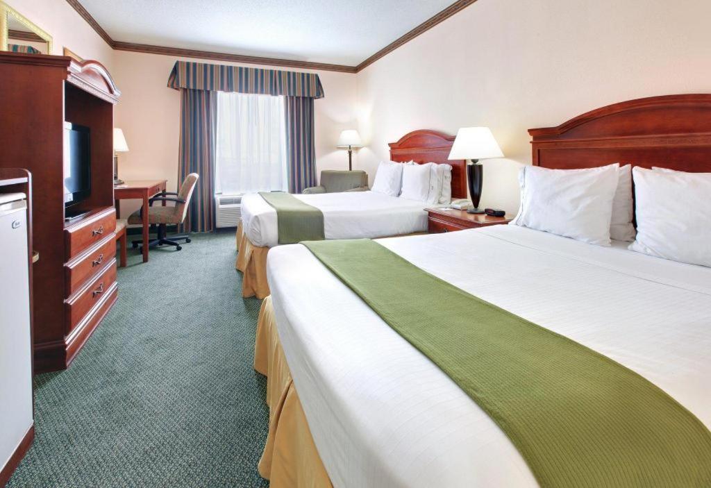 Holiday Inn Express Hotel & Suites Cleveland - Ms By Ihg Exterior photo