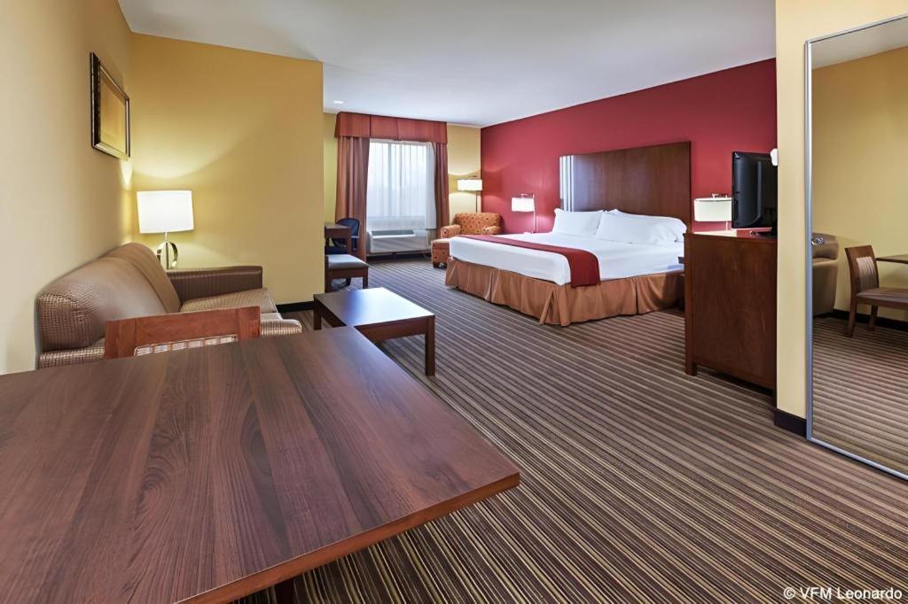 Holiday Inn Express Hotel & Suites Cleveland - Ms By Ihg Exterior photo