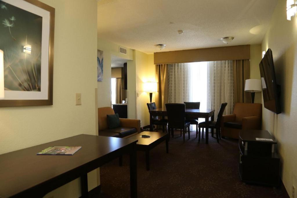 Holiday Inn Express Hotel & Suites Cleveland - Ms By Ihg Exterior photo
