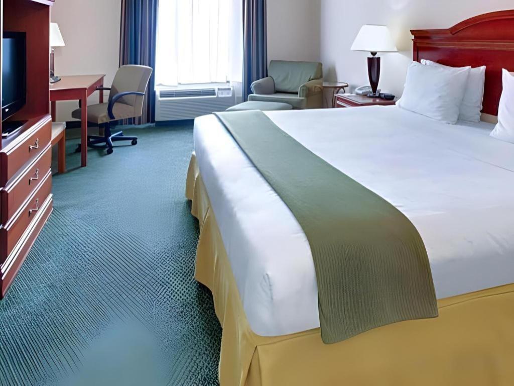 Holiday Inn Express Hotel & Suites Cleveland - Ms By Ihg Exterior photo